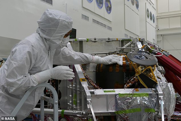 Resilient Fungal Spore Could Survive Journey to Mars and Infect Astronauts